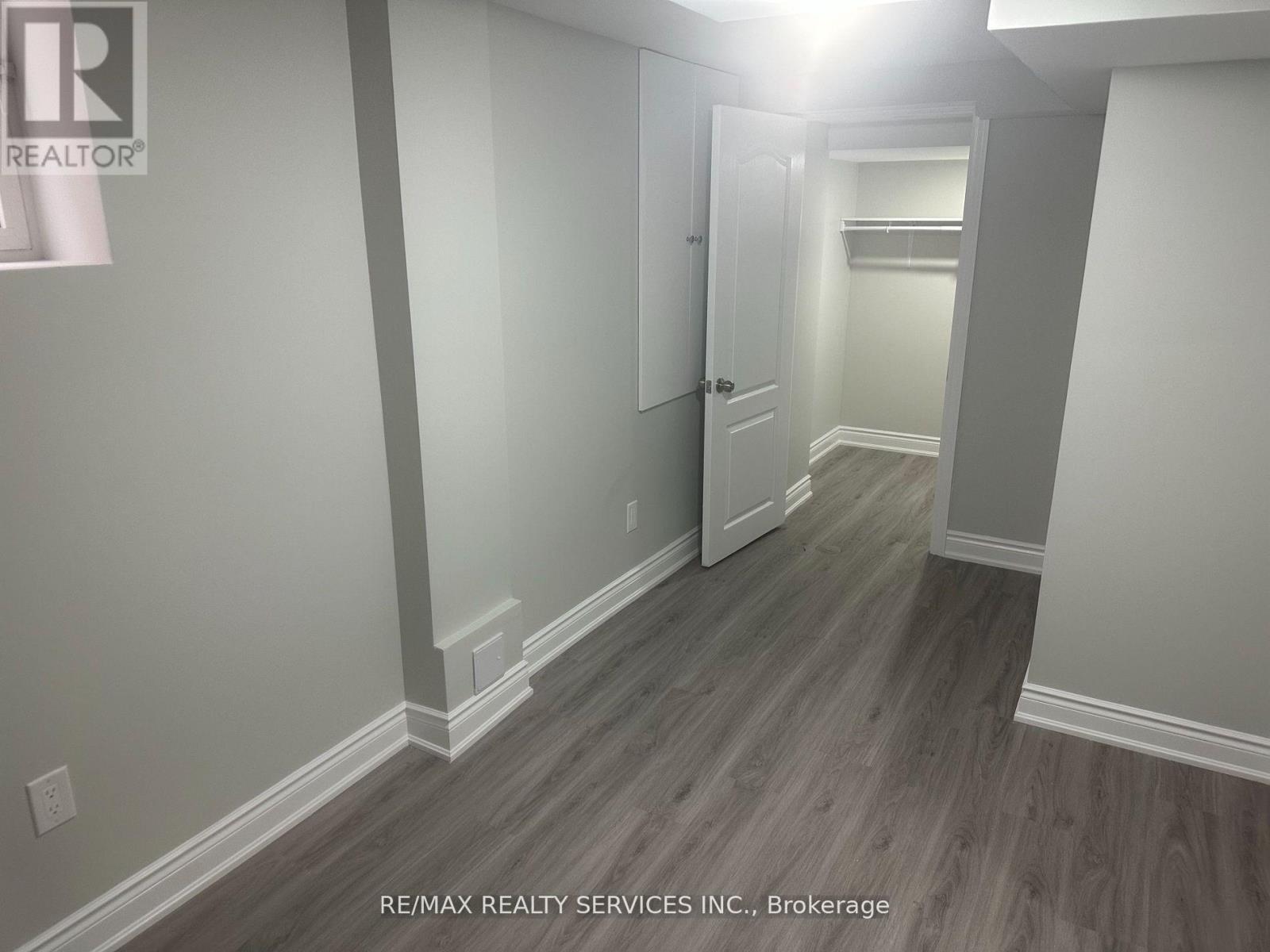 32 Silo Court, Brampton, Ontario  L6X 4S4 - Photo 7 - W12936138