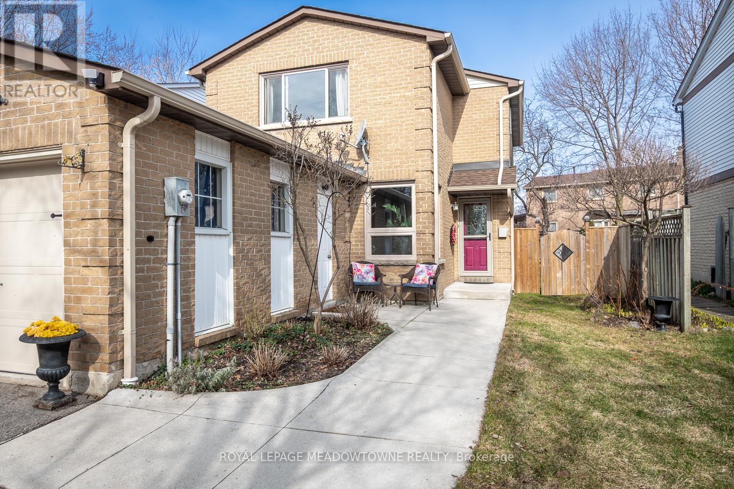 833 Laurier Avenue, Milton, Ontario  L9T 4H4 - Photo 3 - W12936218