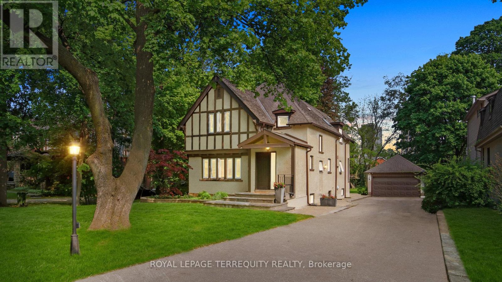 65 BURNHAMTHORPE CRESCENT, Toronto, Ontario