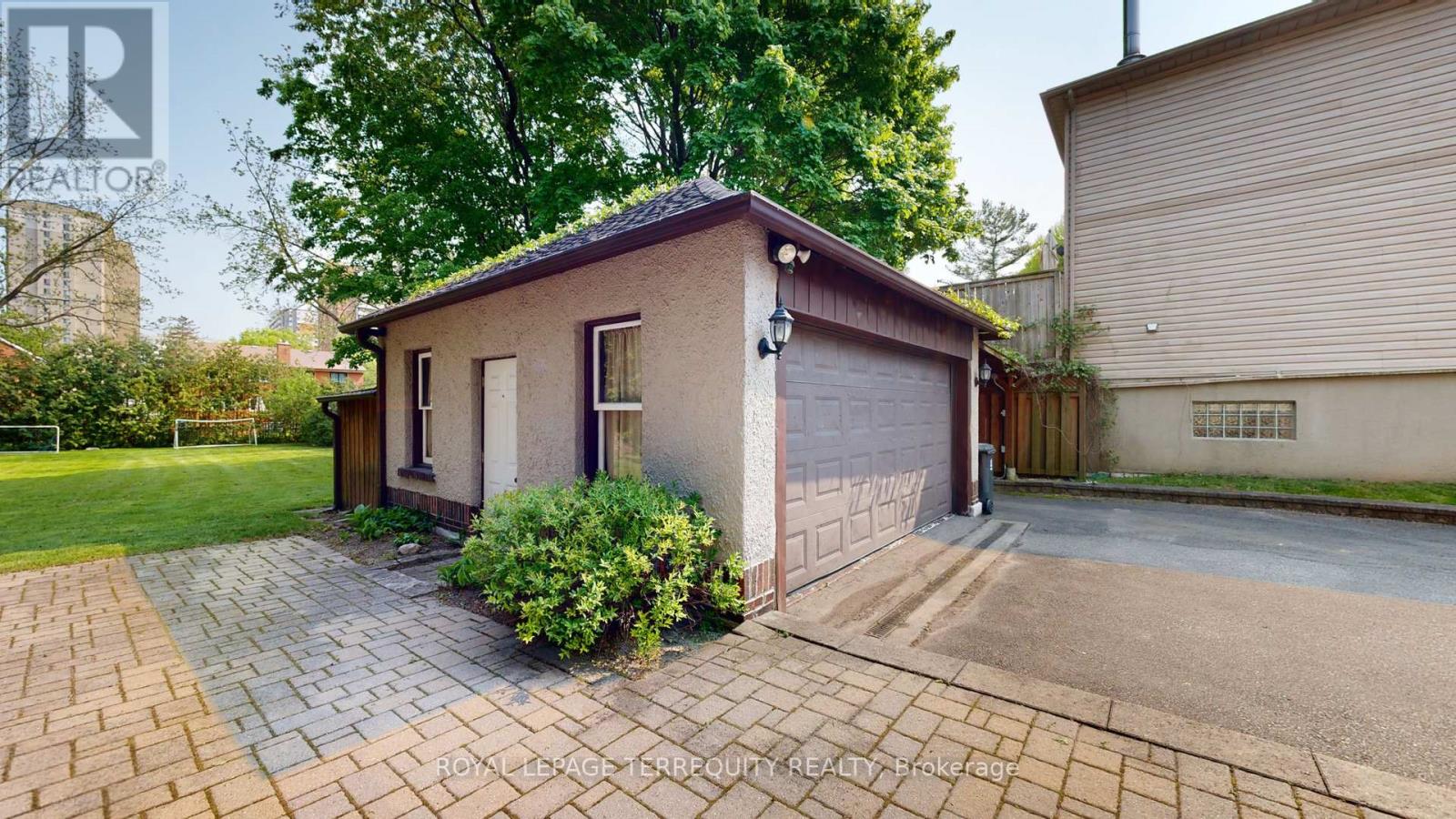 65 Burnhamthorpe Crescent, Toronto, Ontario  M9A 1G6 - Photo 5 - W12936294