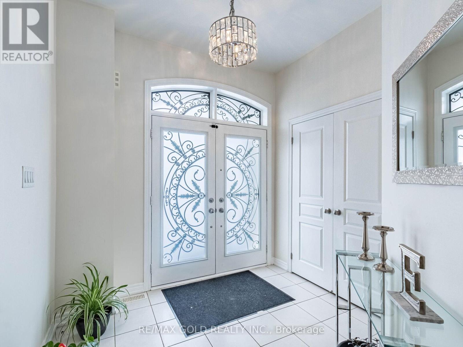 520 Veterans Drive, Brampton, Ontario  L7A 5A7 - Photo 4 - W12936304