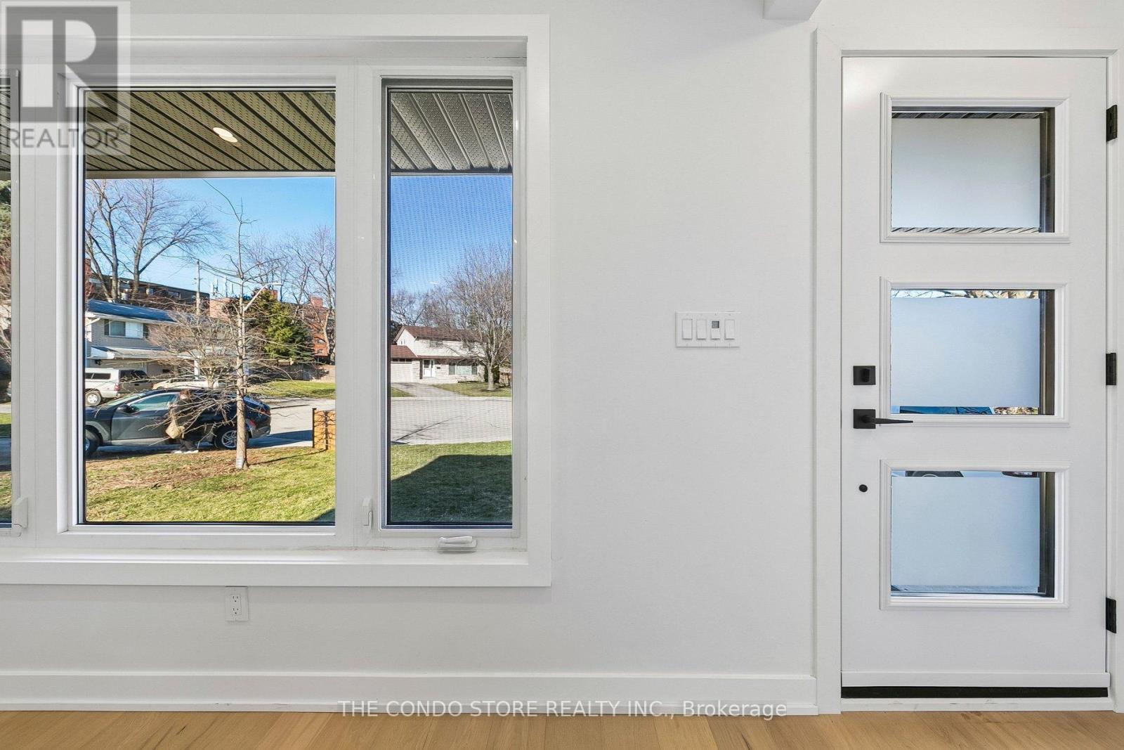 15 Colonial Court, Hamilton, Ontario  L8K 4H2 - Photo 2 - X12936252