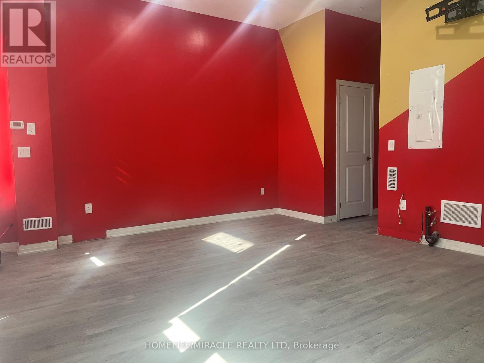 109 - 585 Colborne Street E, Brantford, Ontario  N3S 0K4 - Photo 2 - X12936330