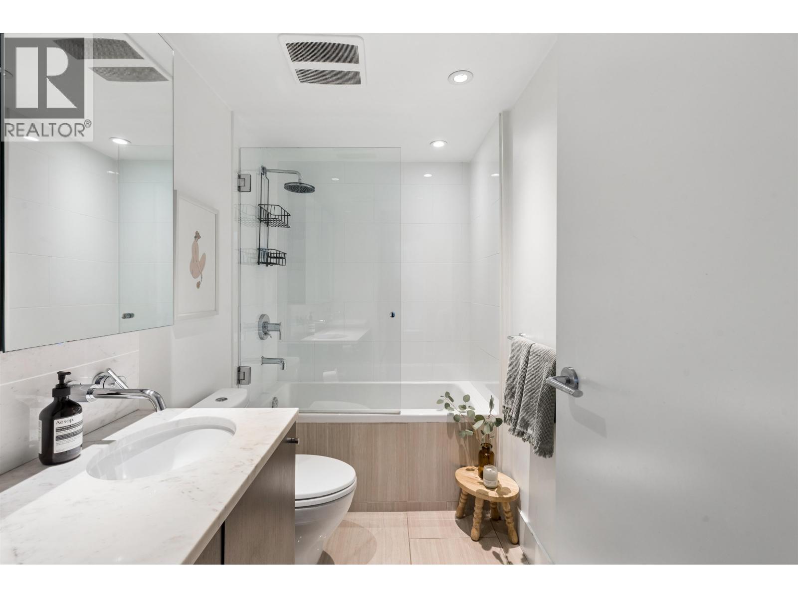 303 150 W 15th Street, North Vancouver, British Columbia  V7M 1R5 - Photo 24 - R3104755