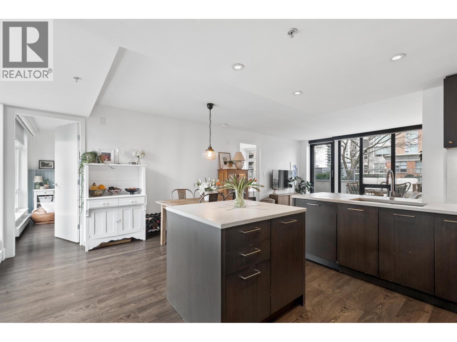 303 150 W 15th Street, North Vancouver, British Columbia  V7M 1R5 - Photo 6 - R3104755