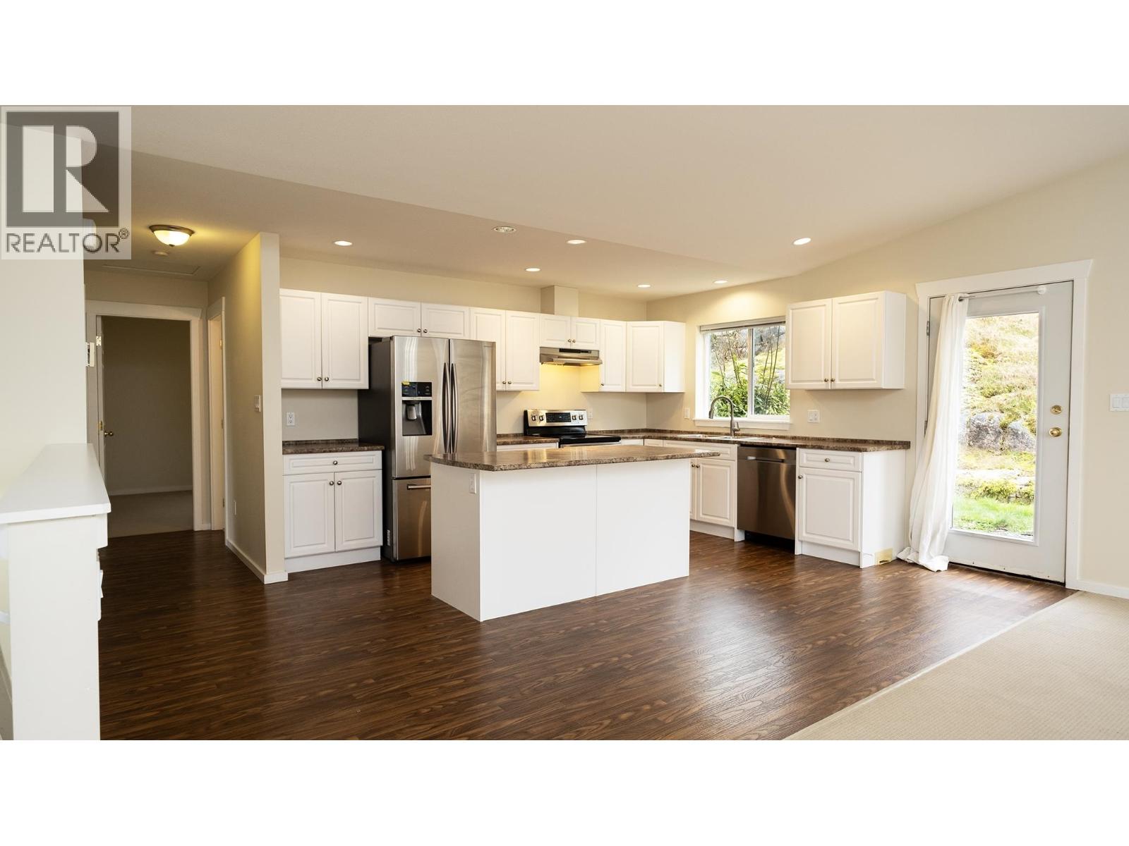 5839 Trail Avenue, Sechelt, British Columbia  V7Z 0L9 - Photo 2 - R3104722