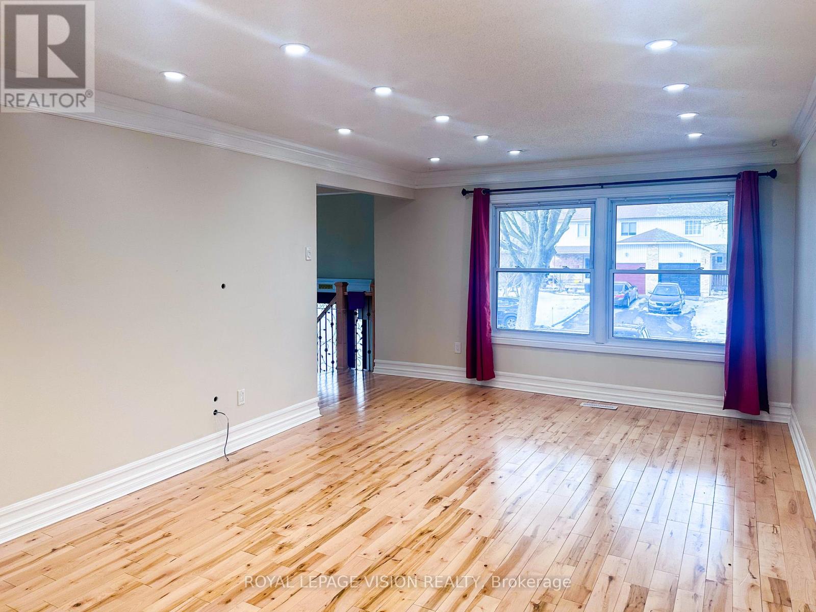 32 Goldring Drive, Whitby, Ontario  L1P 1C1 - Photo 4 - E12840432