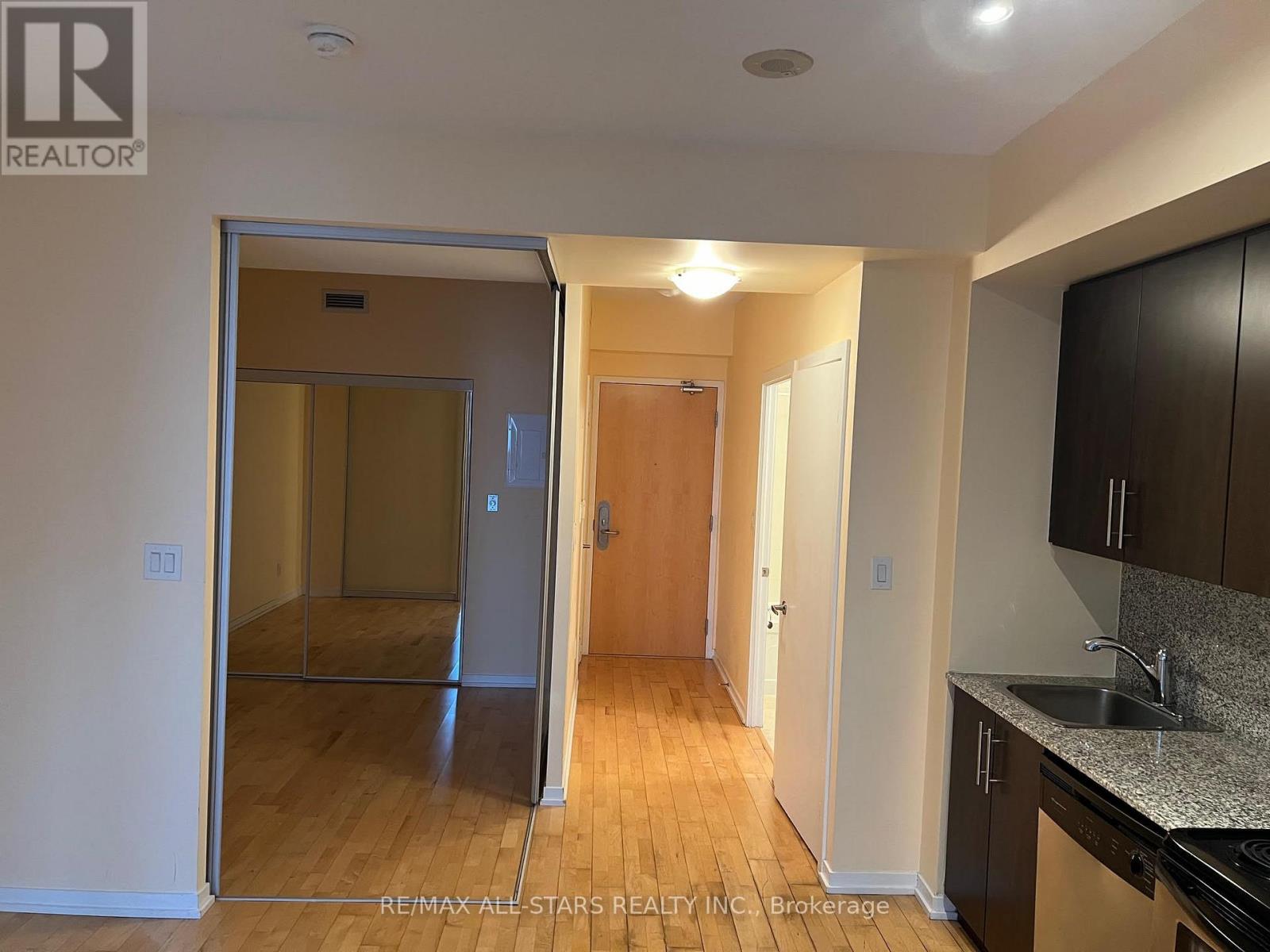 1604 - 65 Bremner Boulevard, Toronto, Ontario  M5J 0A7 - Photo 4 - C12936346