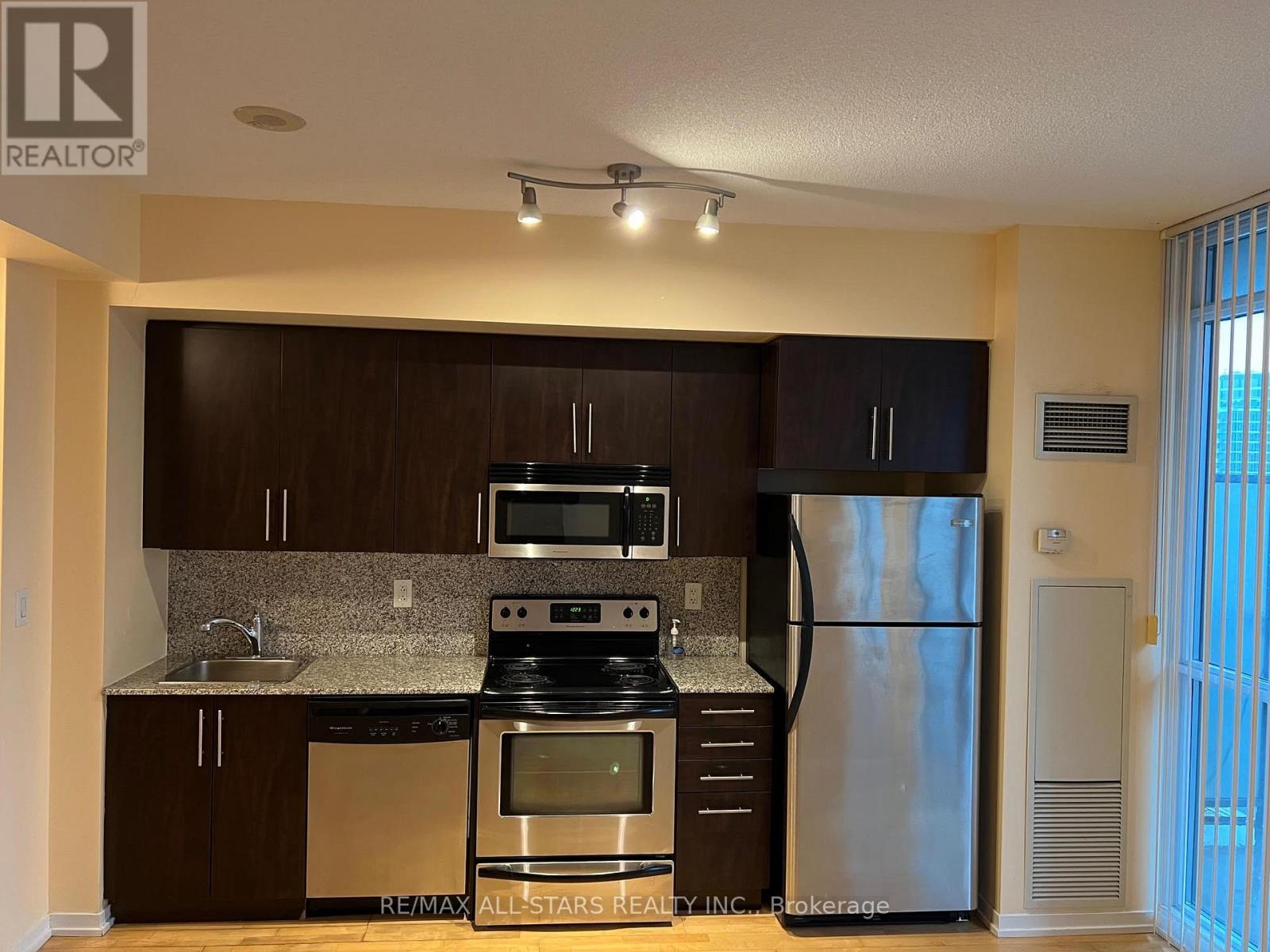 1604 - 65 Bremner Boulevard, Toronto, Ontario  M5J 0A7 - Photo 5 - C12936346