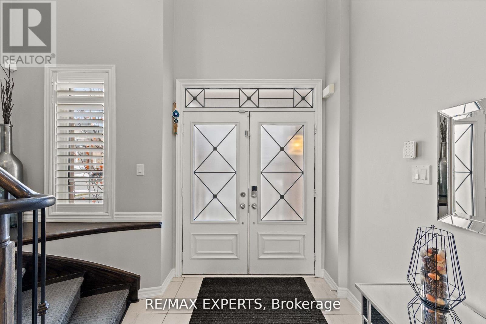 48 Manor Glen Crescent, East Gwillimbury (Mt Albert), Ontario  L0G 1M0 - Photo 5 - N12936420