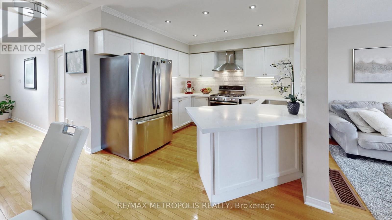 220 Deepsprings Crescent, Vaughan, Ontario  L6A 3W1 - Photo 9 - N12936428