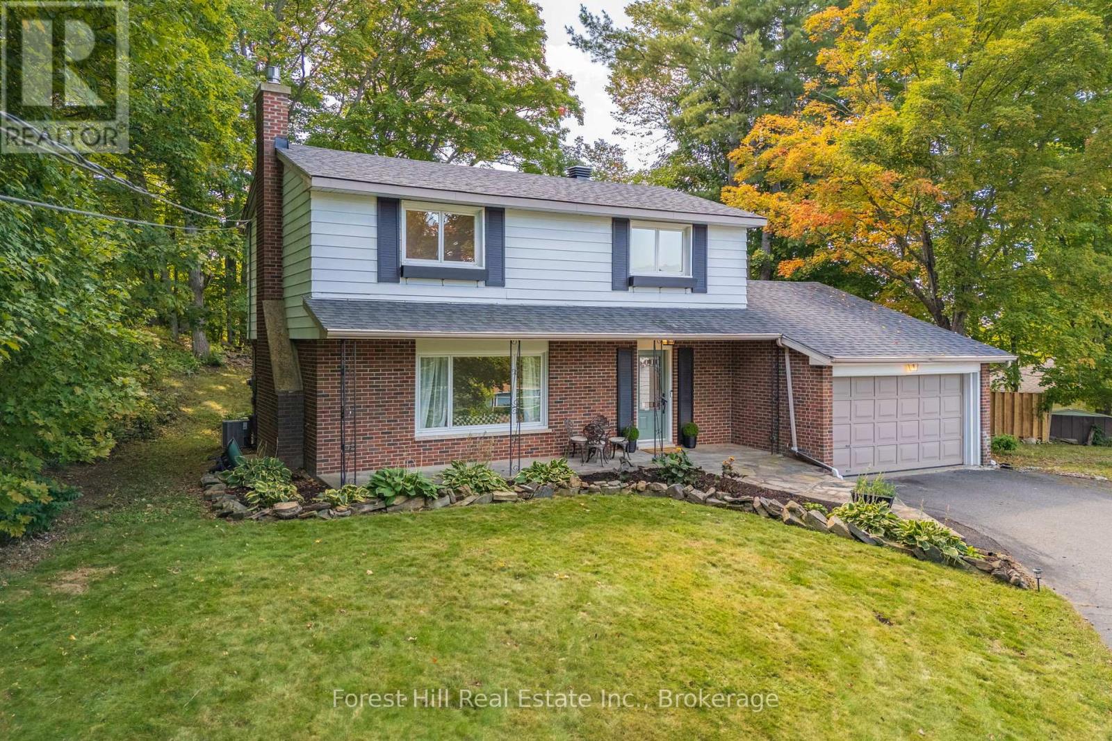 1 Maplecrest Court, Huntsville, Ontario  P1H 1G2 - Photo 2 - X12827366
