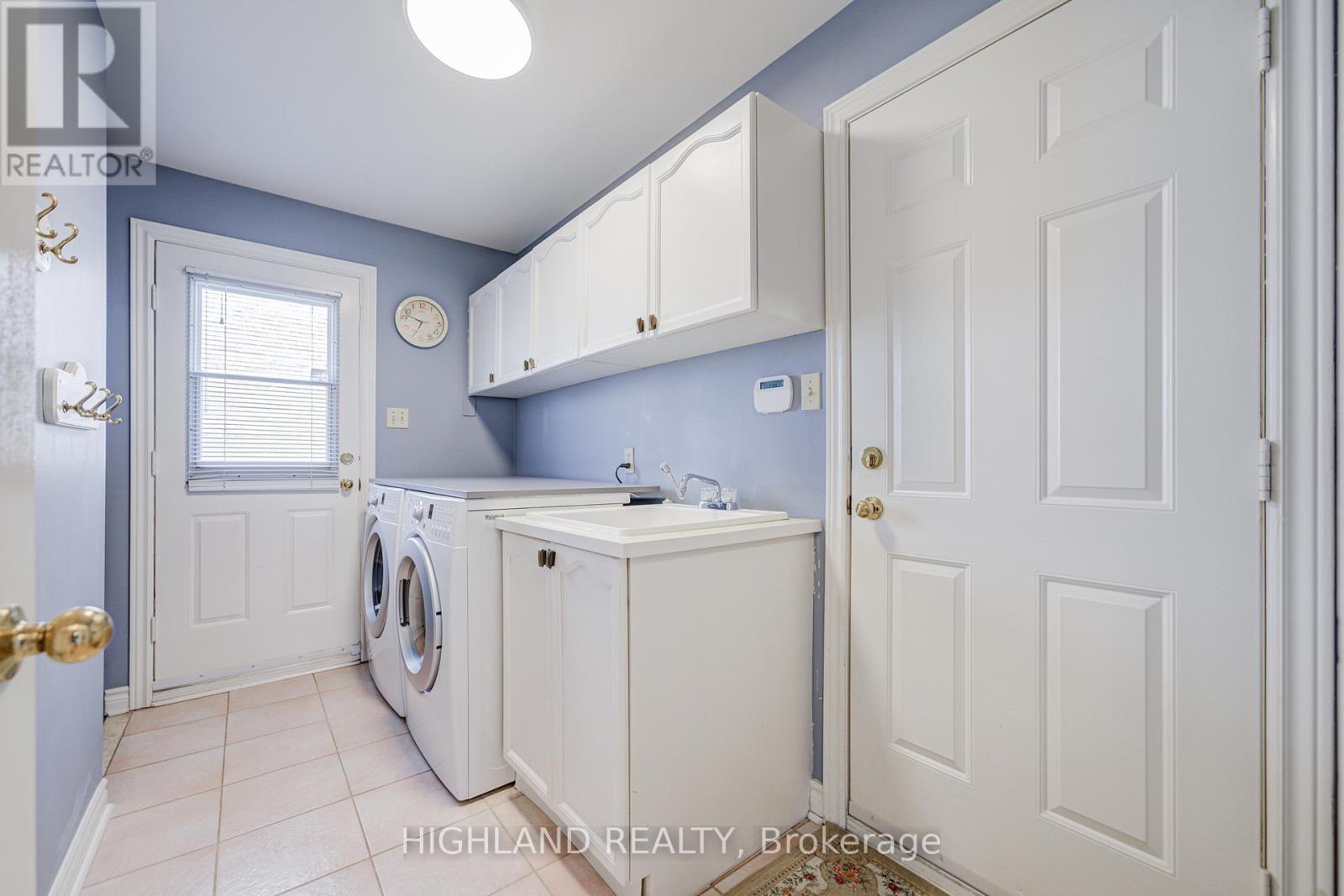 1472 Bayshire Drive, Oakville, Ontario  L6H 6E6 - Photo 19 - W12936432