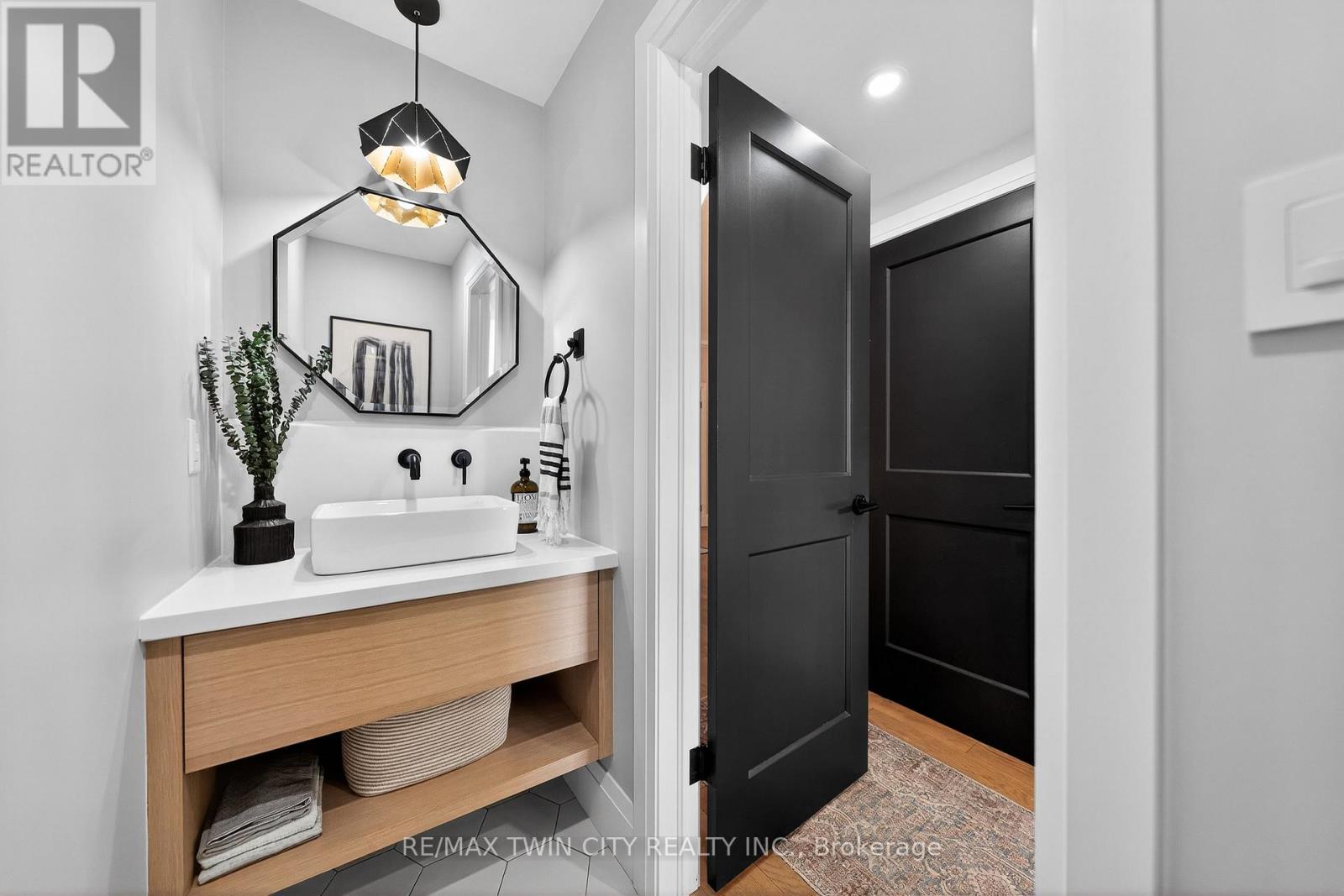 553 Sandbrooke Court, Waterloo, Ontario  N2T 2H4 - Photo 22 - X12936400