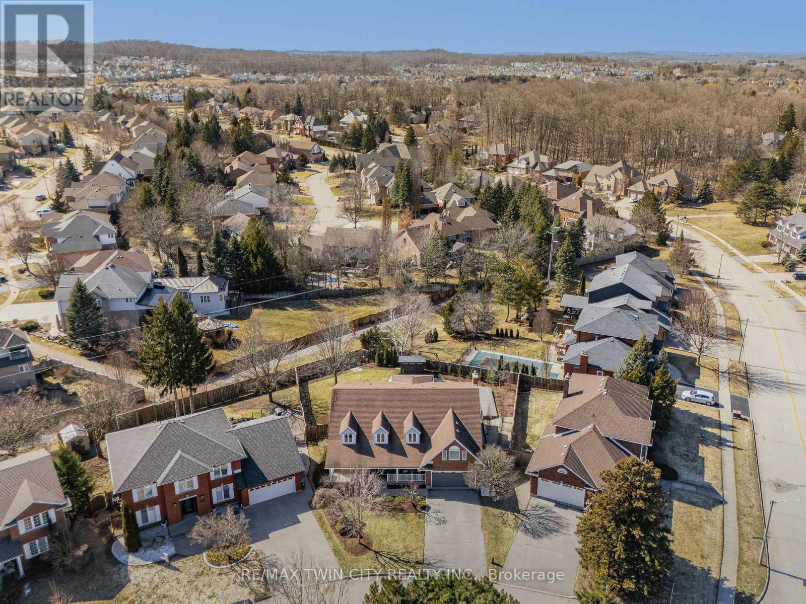 553 Sandbrooke Court, Waterloo, Ontario  N2T 2H4 - Photo 4 - X12936400