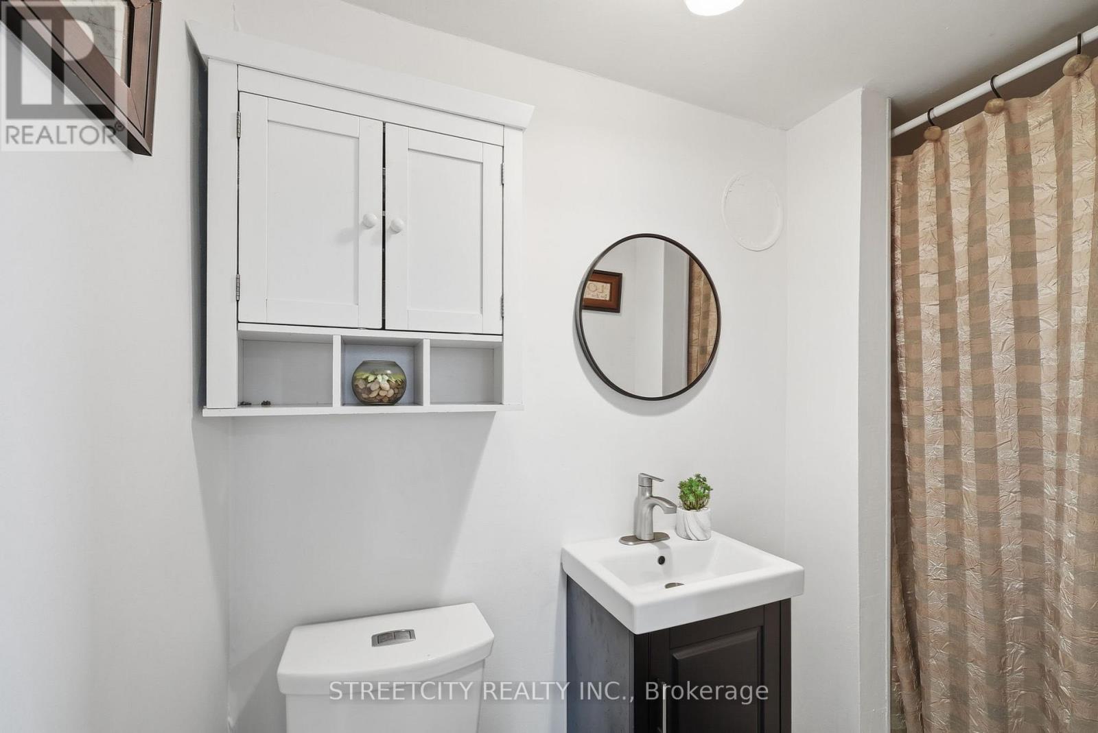 8 Bellevue Avenue, London South, Ontario  N6C 4A5 - Photo 9 - X12776938