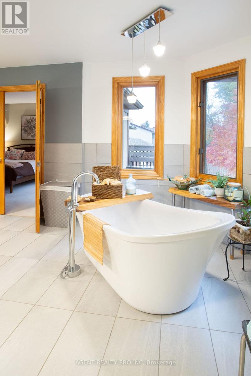 922 Country Club Crescent, London South, Ontario  N6C 5R5 - Photo 34 - X12936528