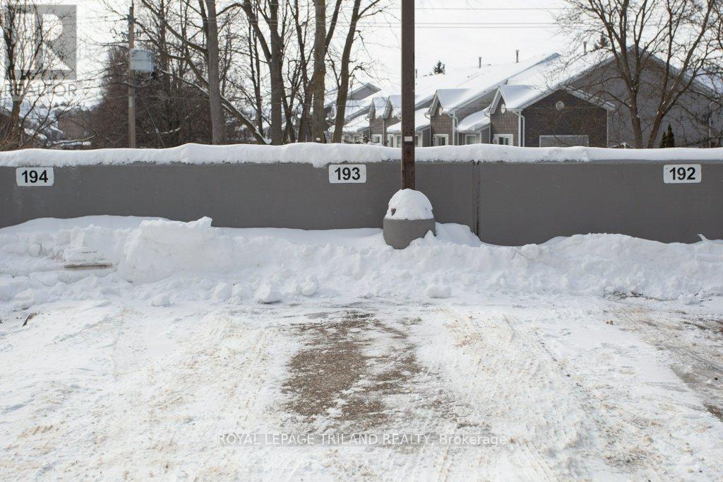 1002 - 55 Green Valley Drive, Kitchener, Ontario  N2P 1Z6 - Photo 2 - X12936546