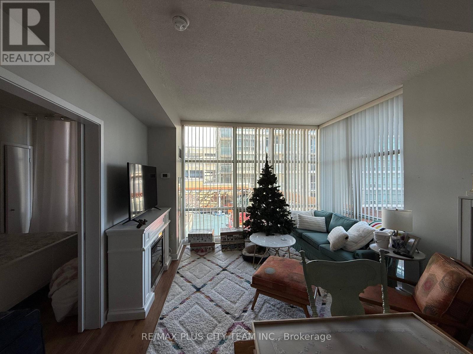 516 - 9 Spadina Avenue, Toronto, Ontario  M5V 3M5 - Photo 2 - C12936544