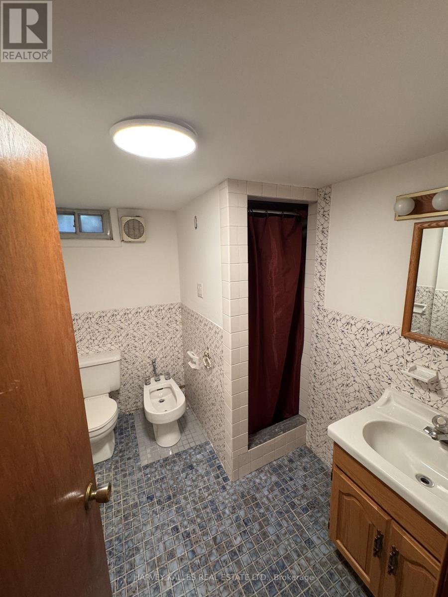 628 Manning Avenue, Toronto, Ontario  M6G 2V9 - Photo 9 - C12936588