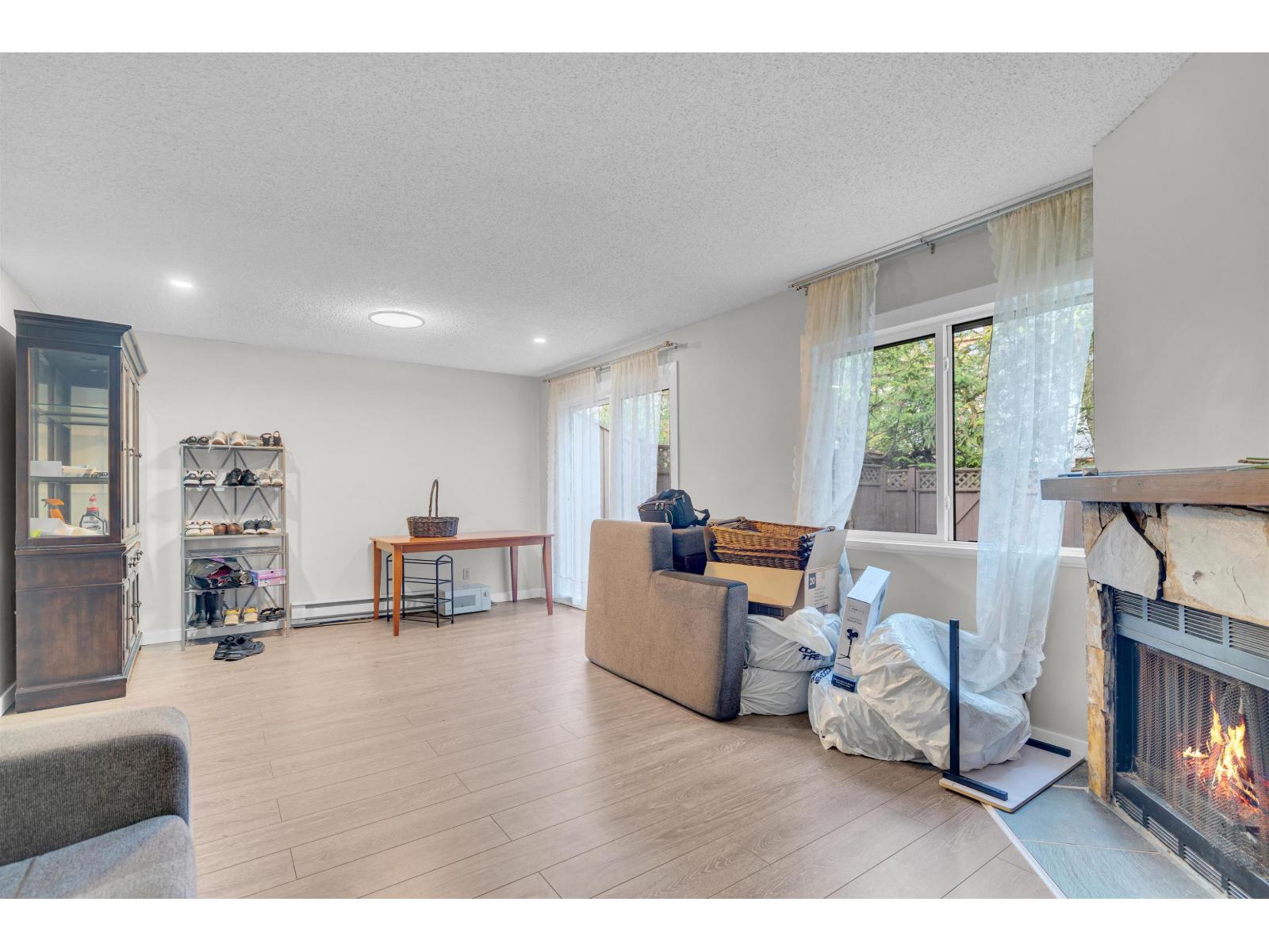 13335 70b Avenue, Surrey, British Columbia  V3W 7Z3 - Photo 3 - R3104040