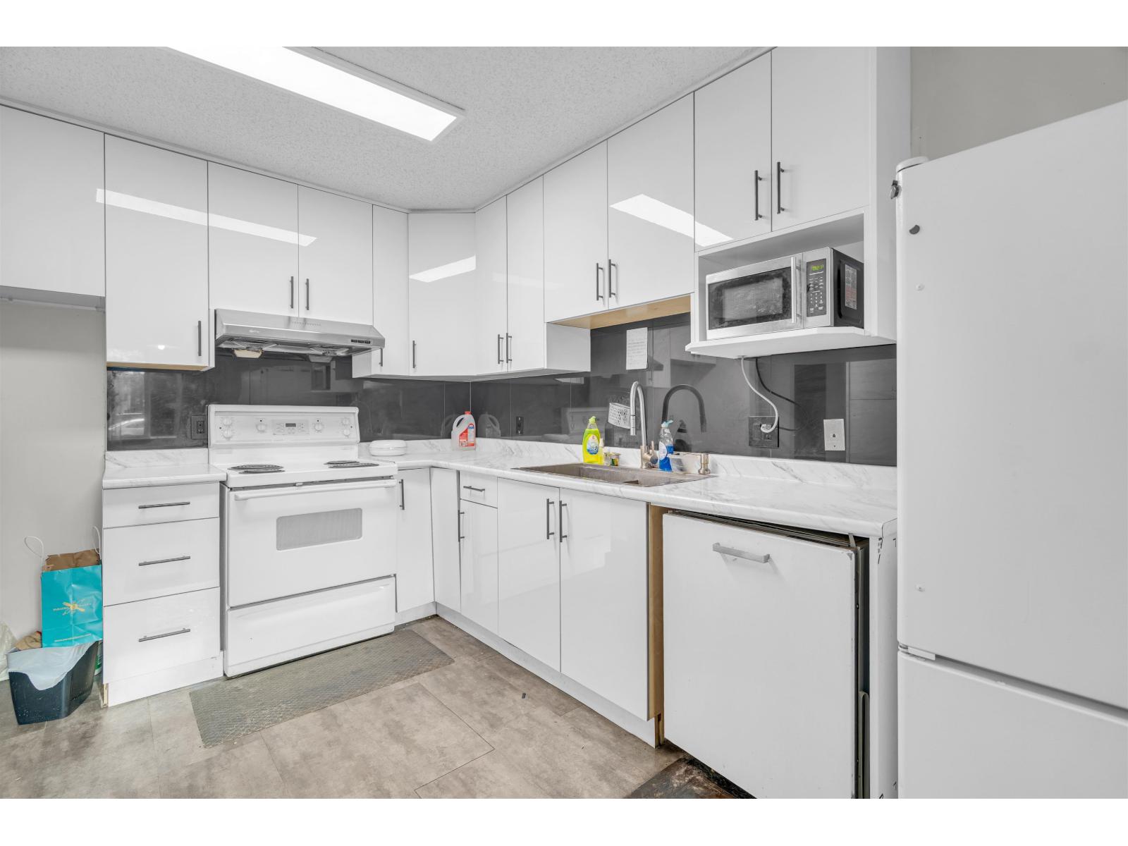 13335 70b Avenue, Surrey, British Columbia  V3W 7Z3 - Photo 1 - R3104040