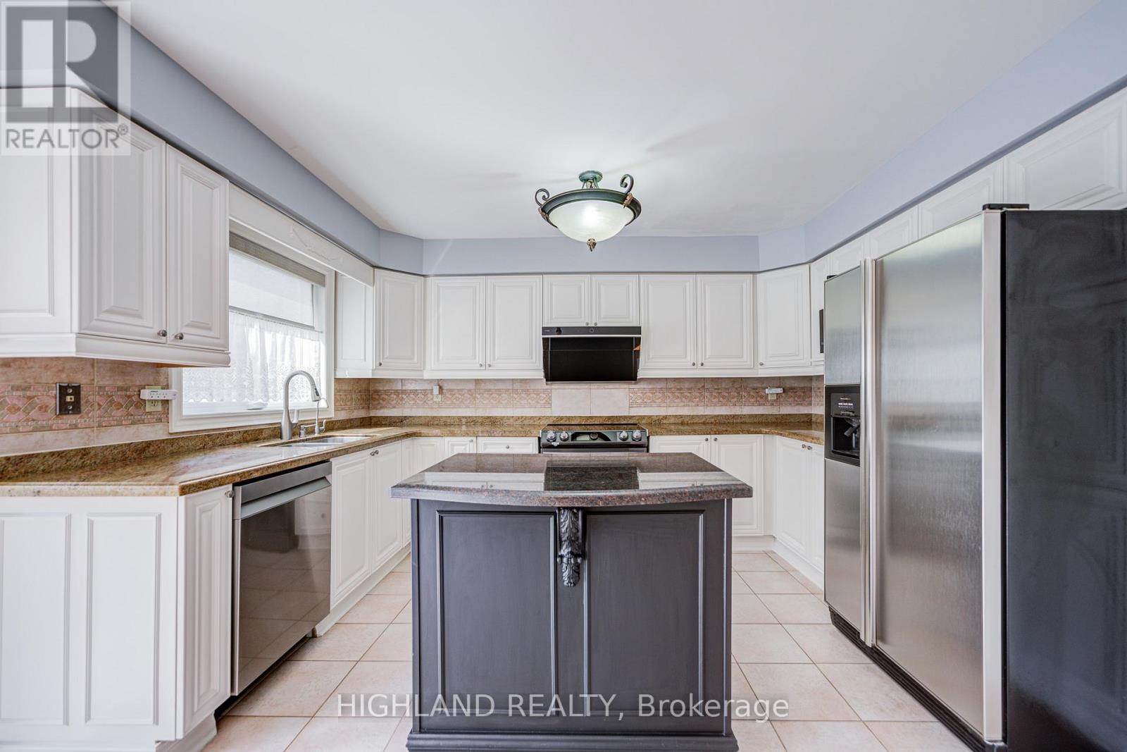 1472 Bayshire Drive, Oakville, Ontario  L6H 6E6 - Photo 8 - W12936578