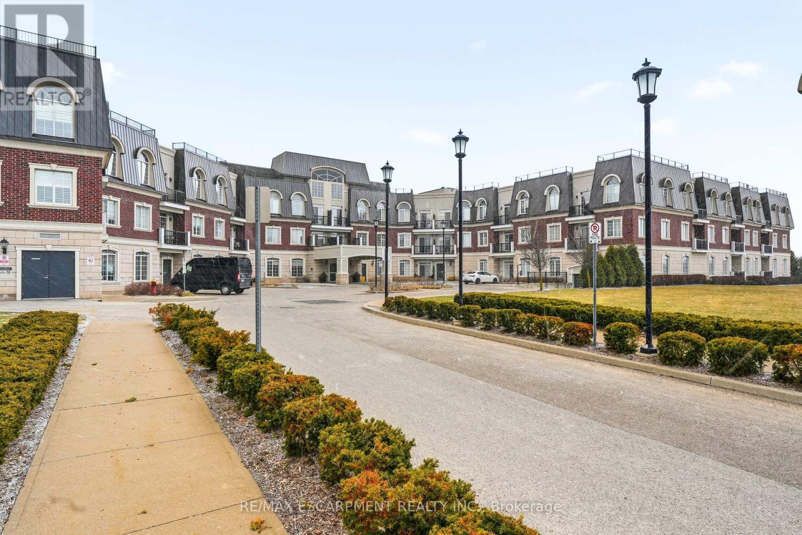 308 - 2300 Upper Middle Road, Oakville, Ontario  L6M 0T4 - Photo 2 - W12936622