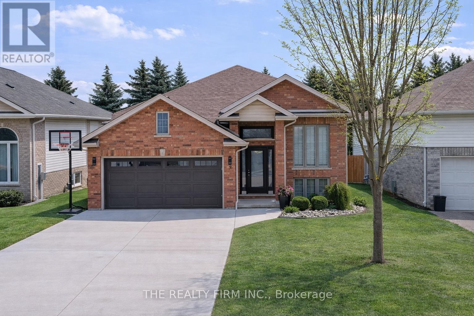 55 Queensway Drive, Strathroy-Caradoc, Ontario  N7G 4M2 - Photo 1 - X12730216