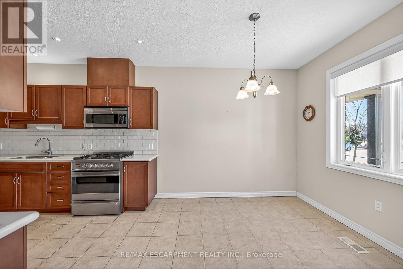18 Ecker Lane, Hamilton, Ontario  L0R 1C0 - Photo 7 - X12936650