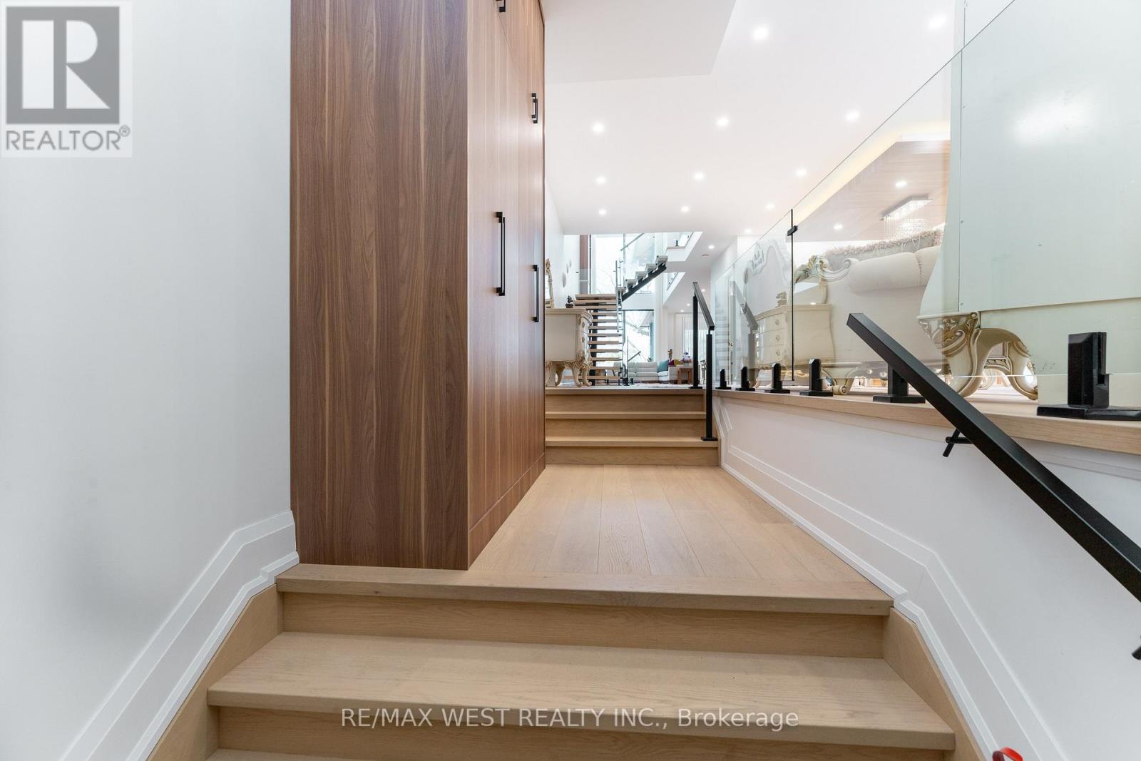 52 Wildwood Avenue, Richmond Hill, Ontario  L4E 3B3 - Photo 4 - N12936278