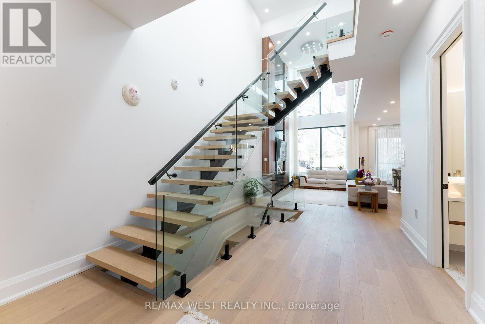 52 Wildwood Avenue, Richmond Hill, Ontario  L4E 3B3 - Photo 9 - N12936278