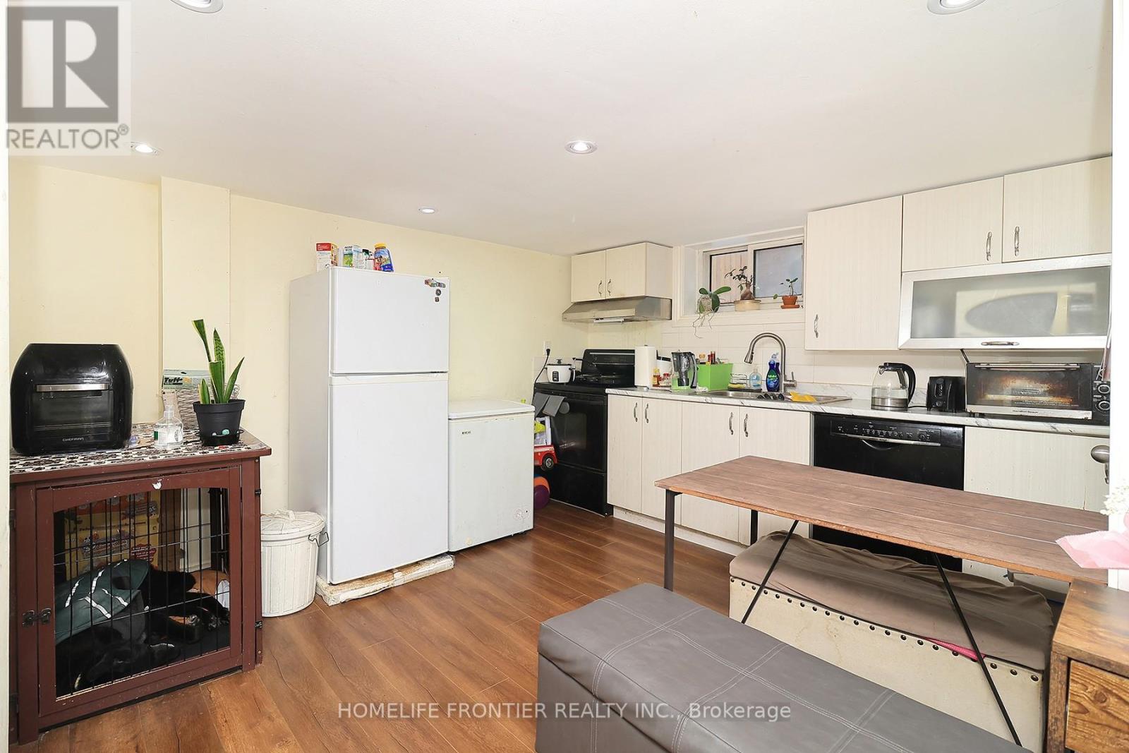 30 Silvercrest Avenue, Toronto, Ontario  M8W 2S4 - Photo 16 - W12801190