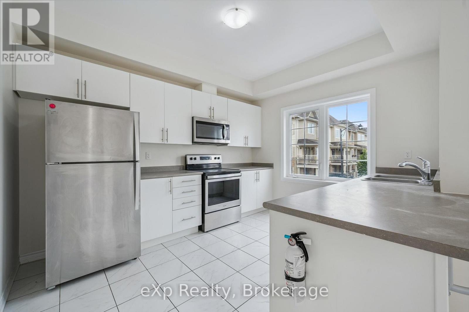 50 - 88 Decorso Drive, Guelph, Ontario  N1L 0A1 - Photo 4 - X12936752