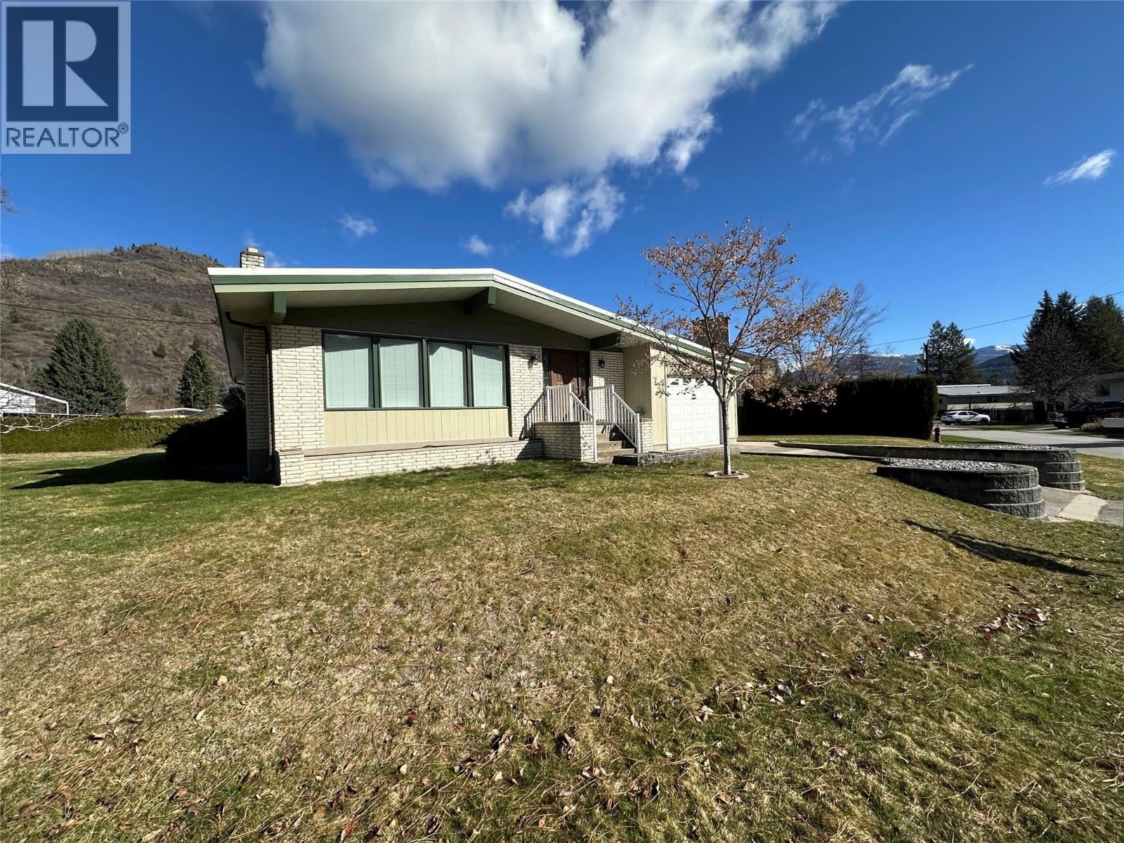 725 3rd Street, Montrose, British Columbia