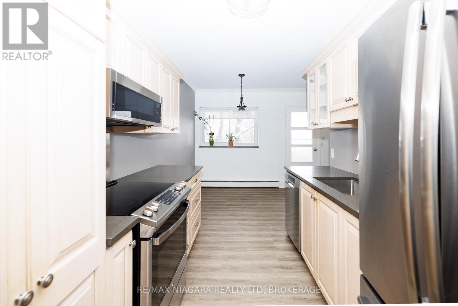 404 - 14 Norris Place, St. Catharines, Ontario  L2R 2W8 - Photo 2 - X12936758