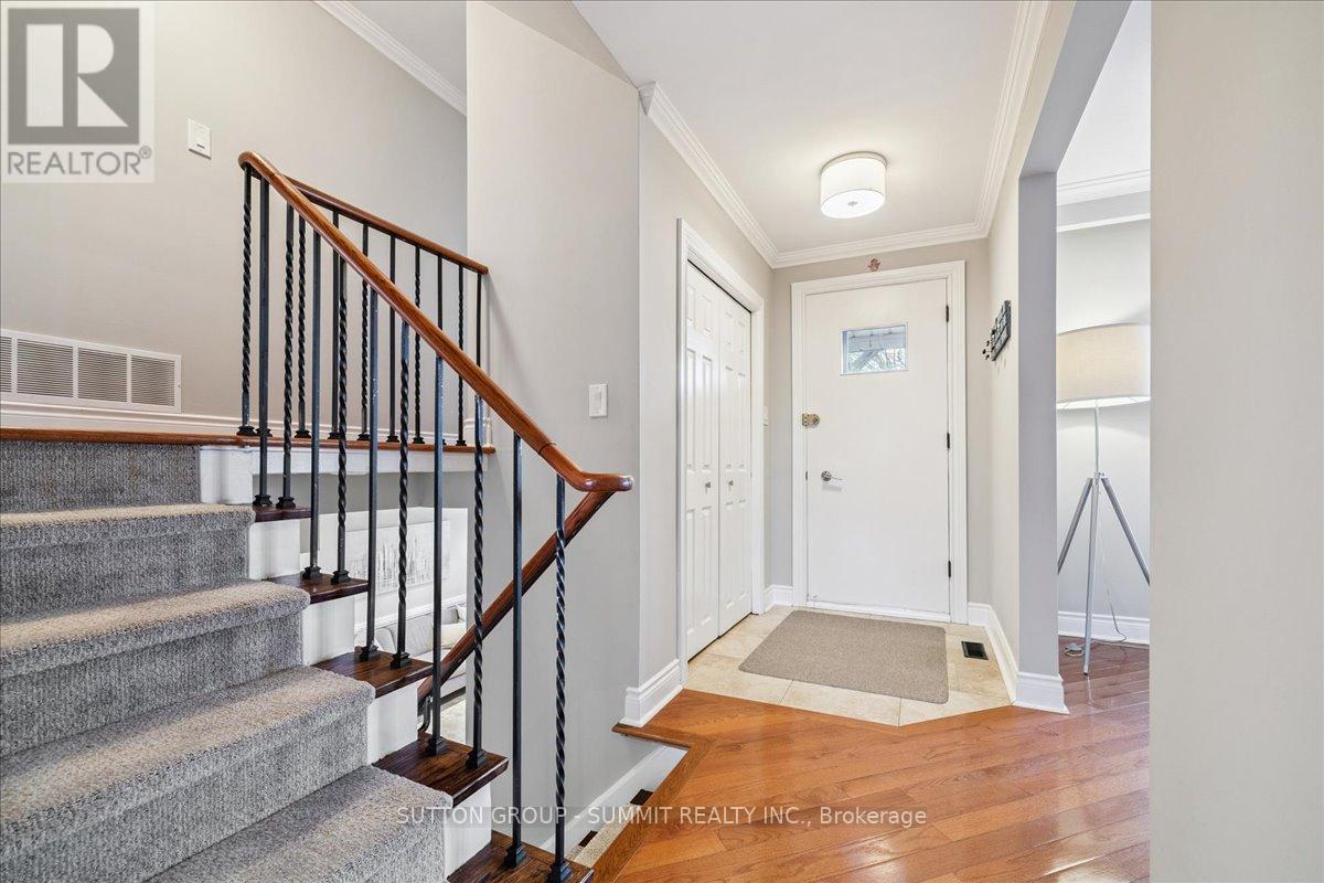 319 Erindale Drive, Burlington, Ontario  L7L 4T3 - Photo 5 - W12935780