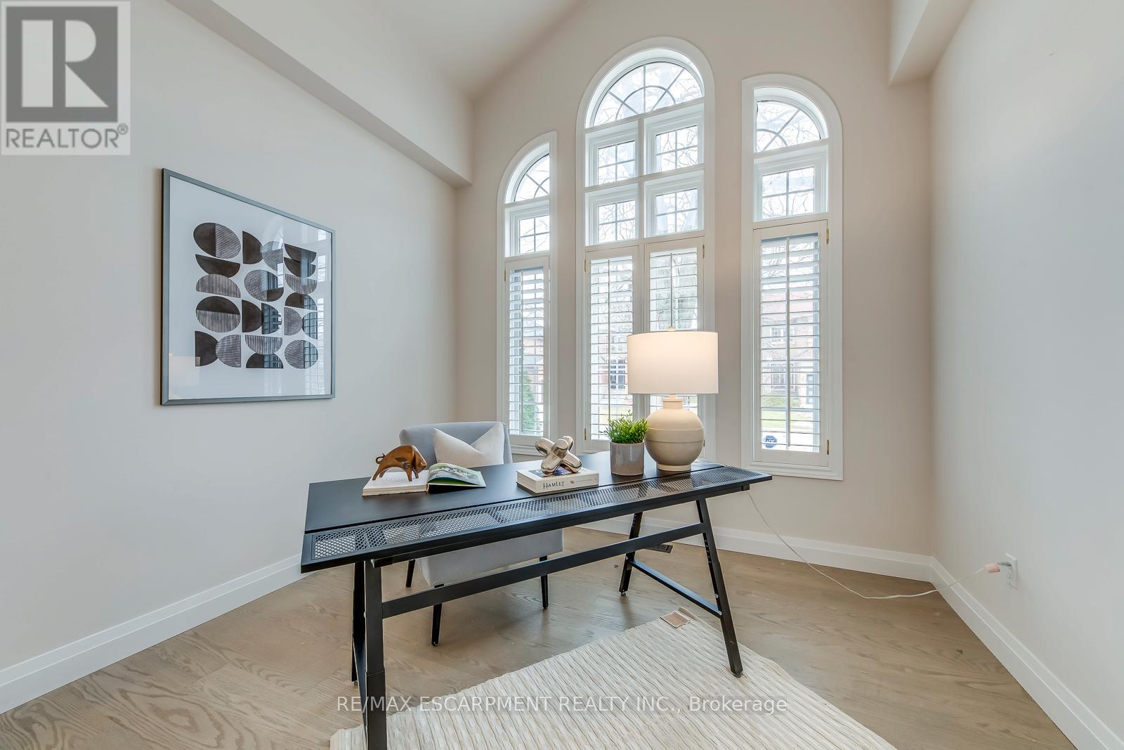 2201 Galloway Drive, Oakville, Ontario  L6H 5M1 - Photo 3 - W12936668