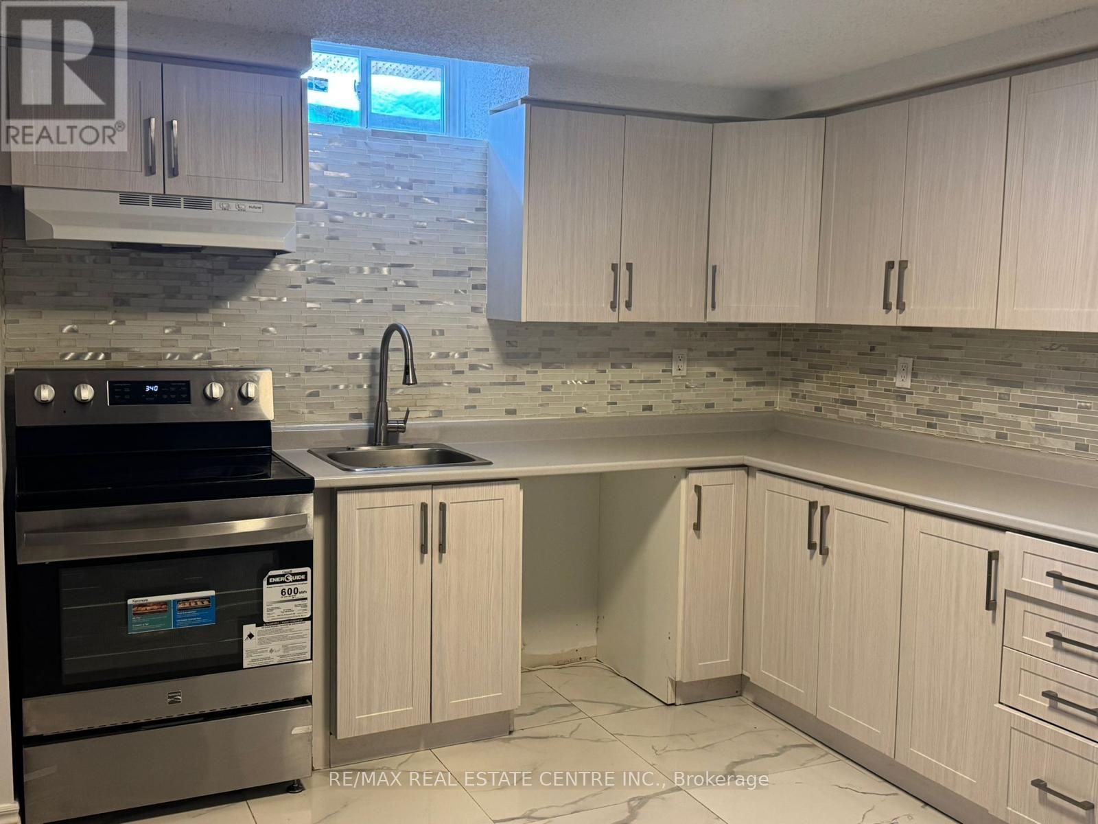 741 Shanahan Boulevard, Newmarket, Ontario  L3X 1P8 - Photo 5 - N12935764