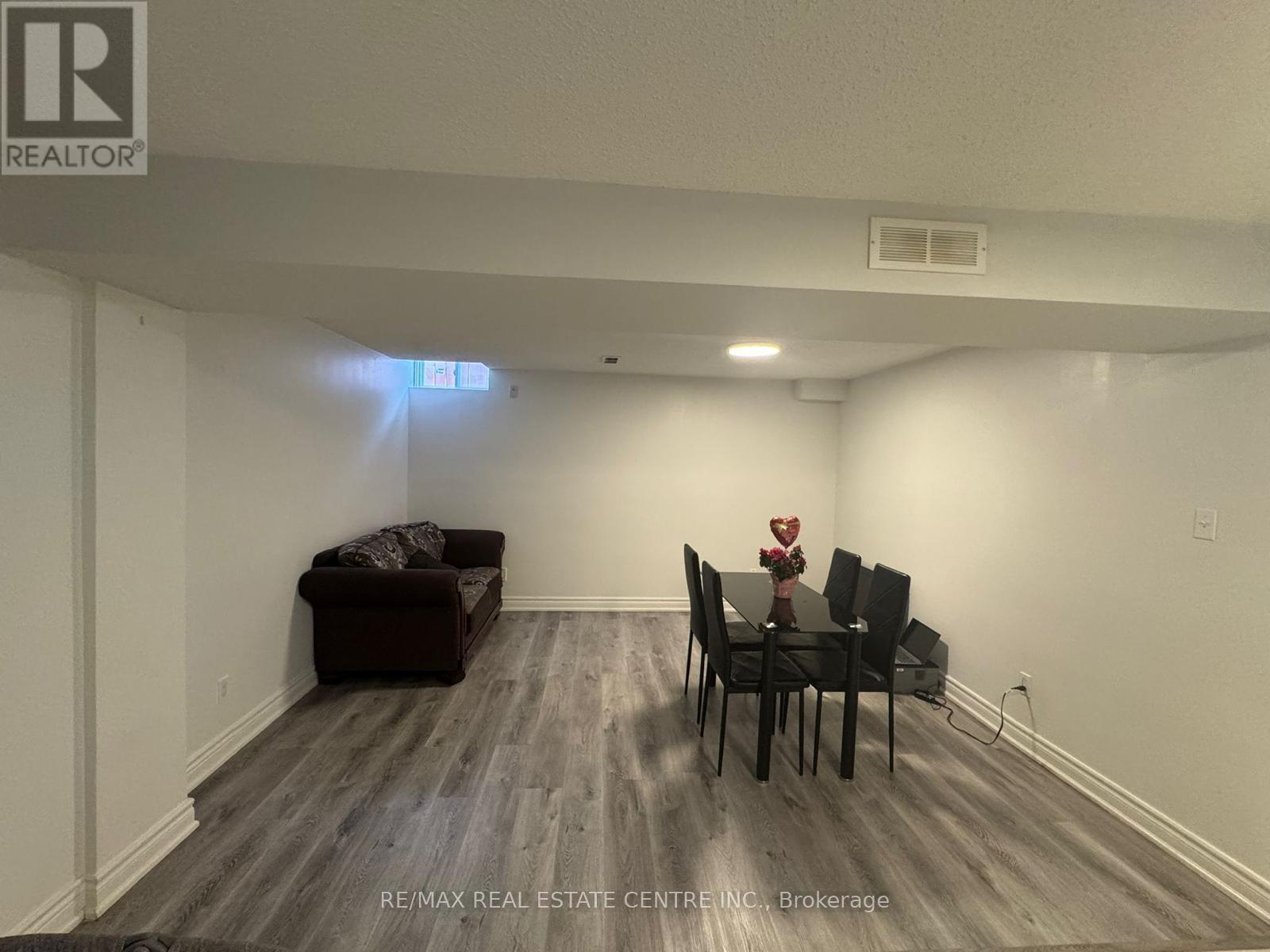 741 Shanahan Boulevard, Newmarket, Ontario  L3X 1P8 - Photo 3 - N12935764