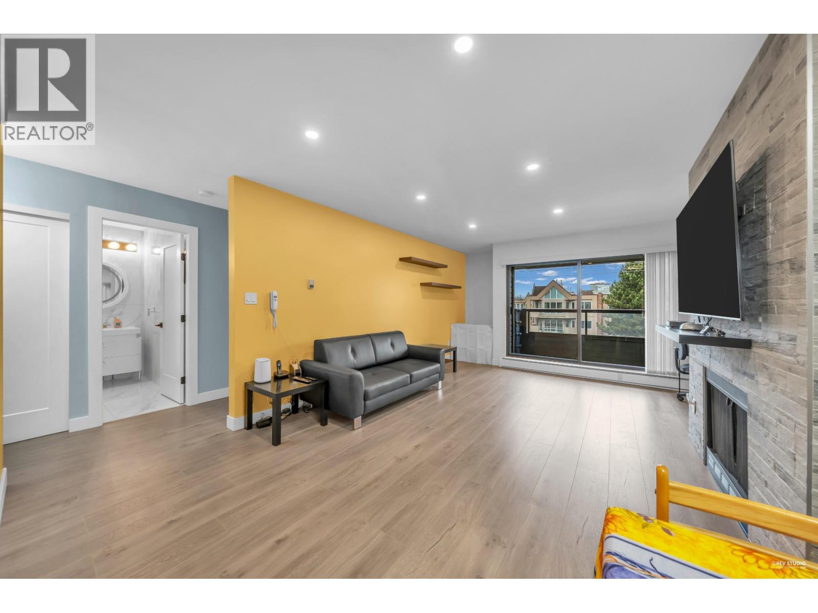 317 8600 ACKROYD ROAD, Richmond, British Columbia