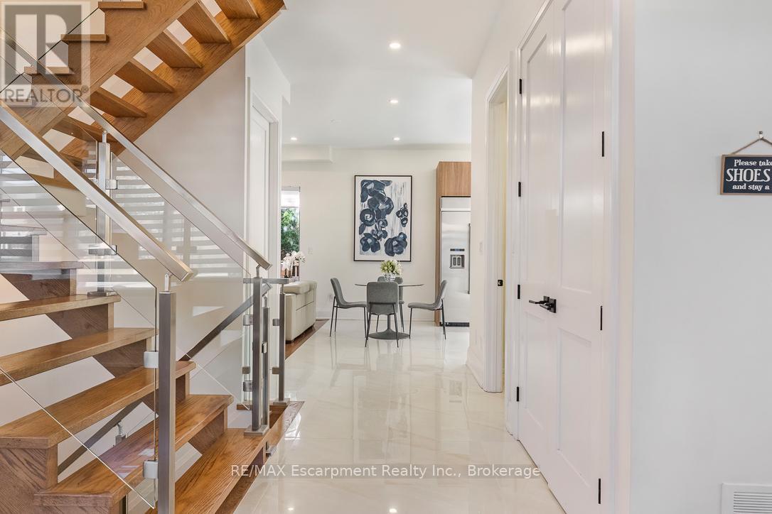 1526 Bridge Road, Oakville, Ontario  L6L 2E3 - Photo 4 - W12936784