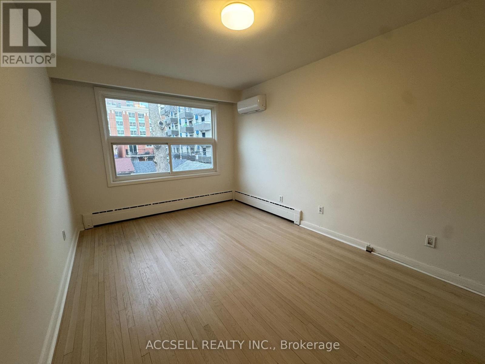 Upper - 99 Kenwood Avenue, Toronto, Ontario  M6C 2S1 - Photo 10 - C12936862