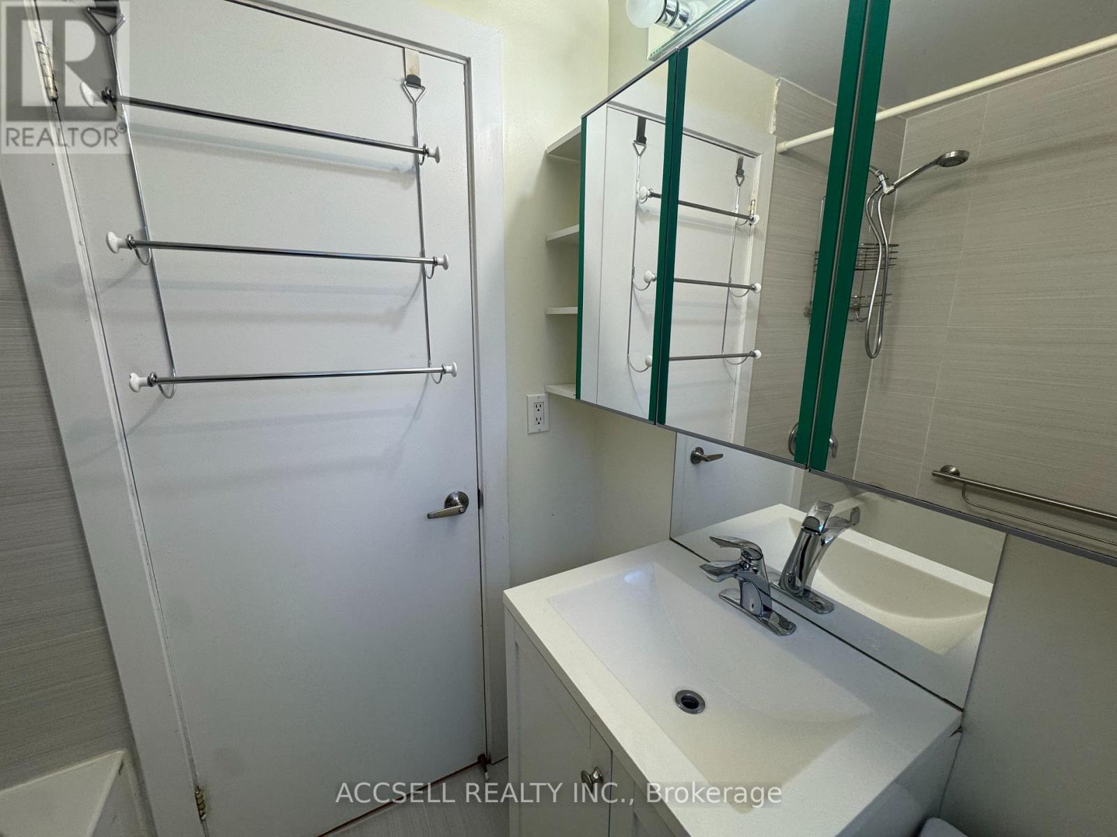 Upper - 99 Kenwood Avenue, Toronto, Ontario  M6C 2S1 - Photo 14 - C12936862