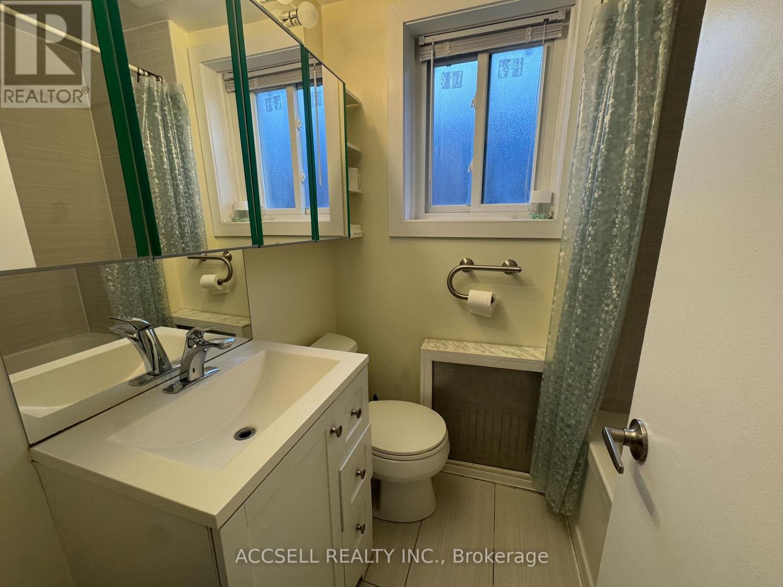 Upper - 99 Kenwood Avenue, Toronto, Ontario  M6C 2S1 - Photo 15 - C12936862