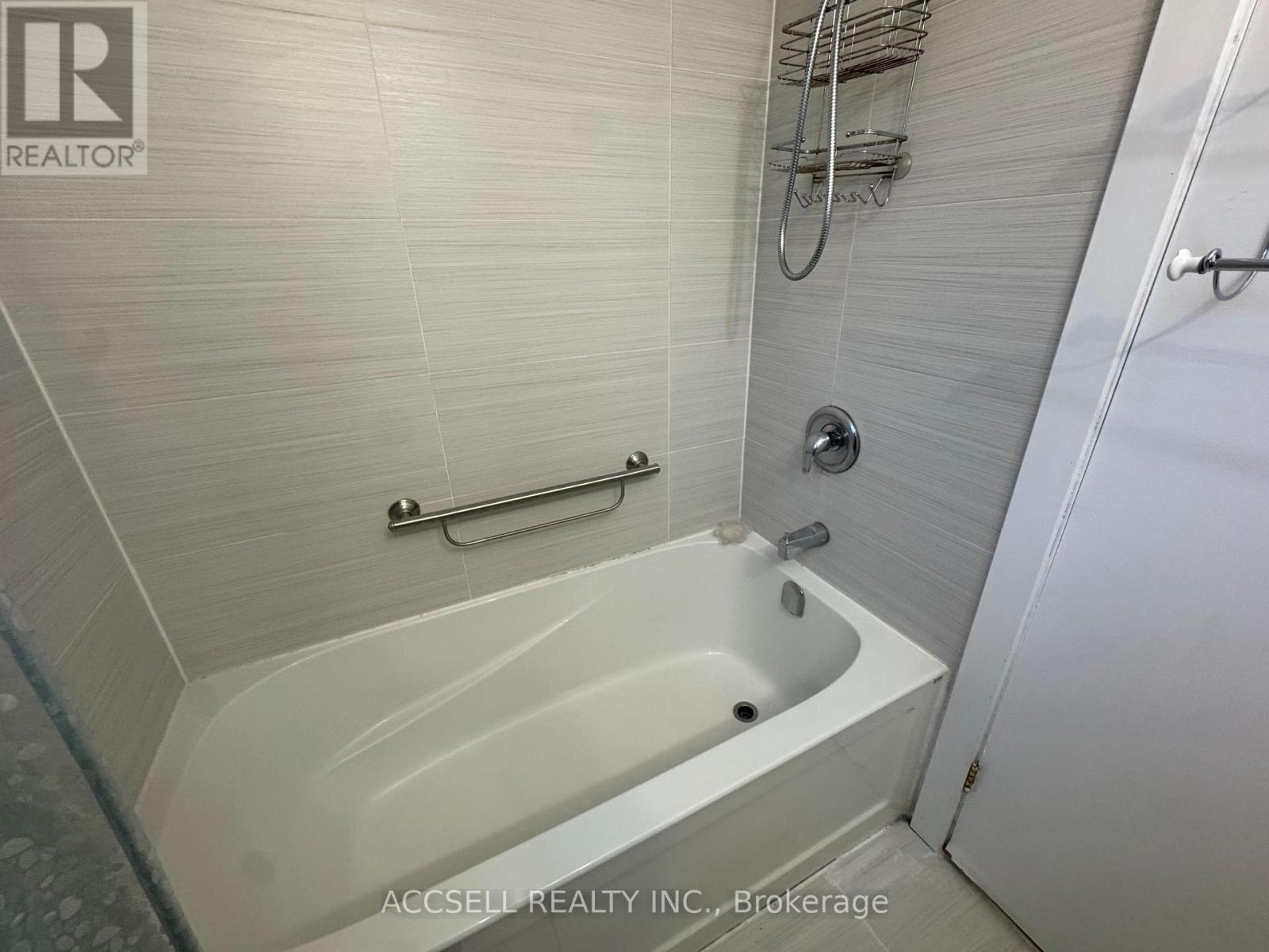 Upper - 99 Kenwood Avenue, Toronto, Ontario  M6C 2S1 - Photo 16 - C12936862