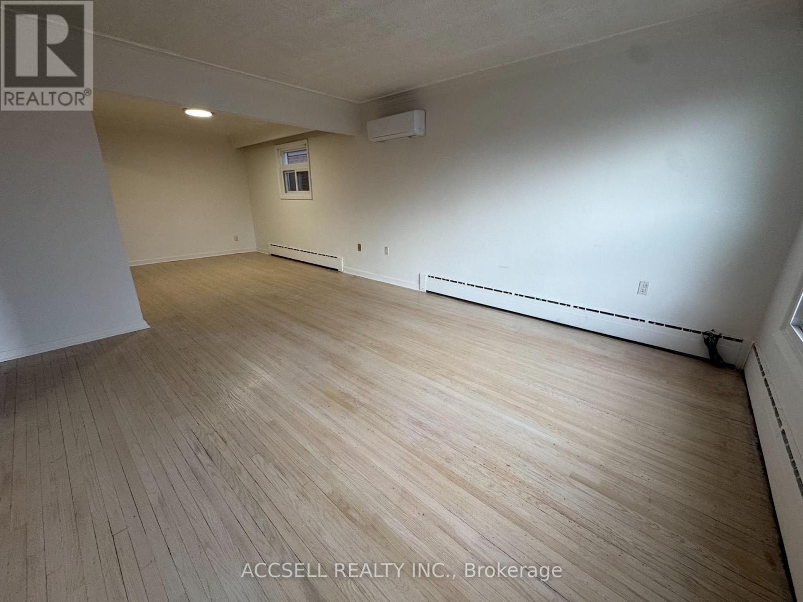 Upper - 99 Kenwood Avenue, Toronto, Ontario  M6C 2S1 - Photo 5 - C12936862