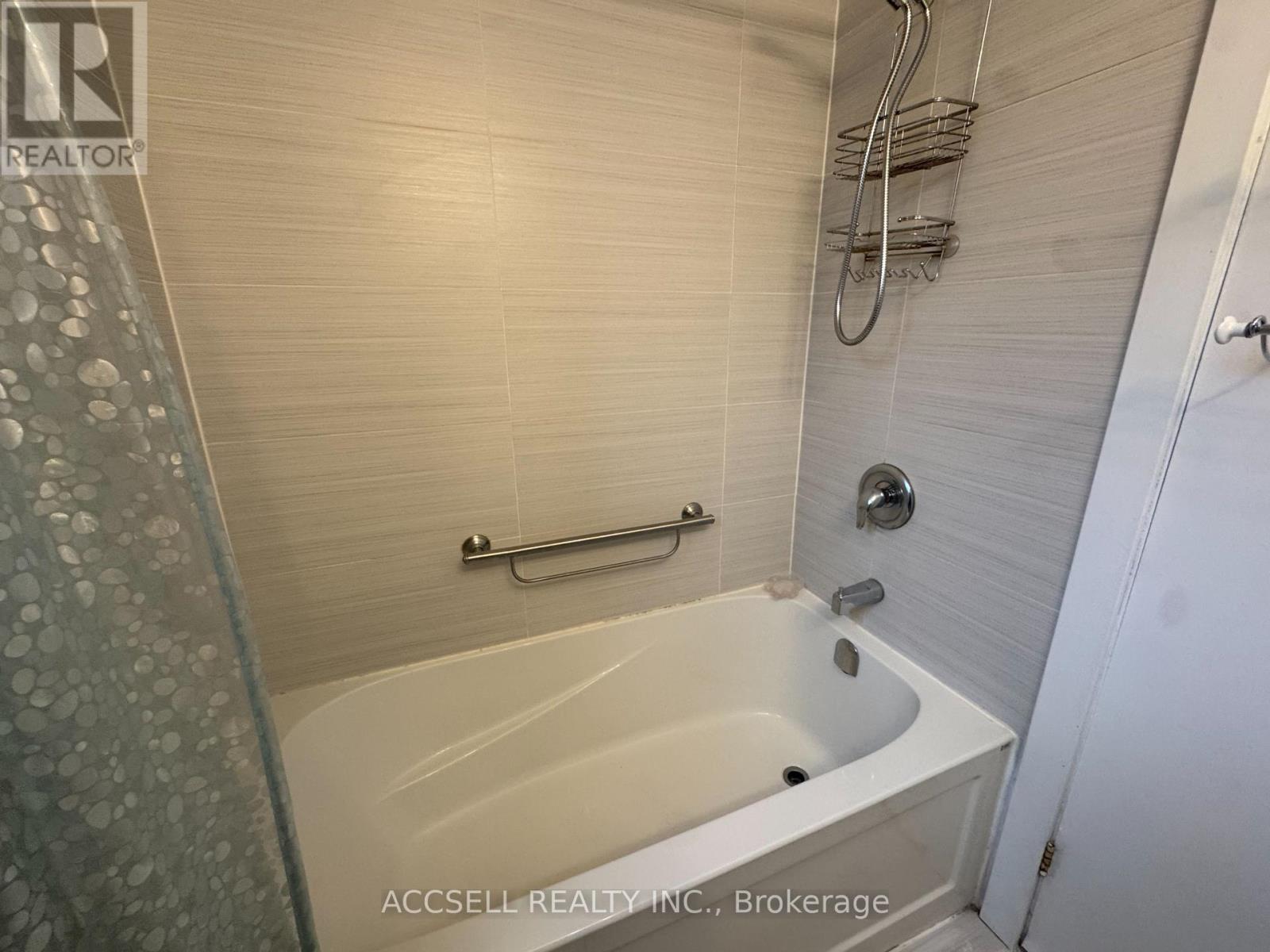 Upper - 99 Kenwood Avenue, Toronto, Ontario  M6C 2S1 - Photo 7 - C12936862