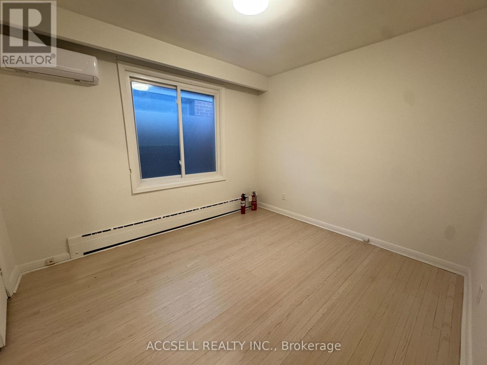 Upper - 99 Kenwood Avenue, Toronto, Ontario  M6C 2S1 - Photo 9 - C12936862