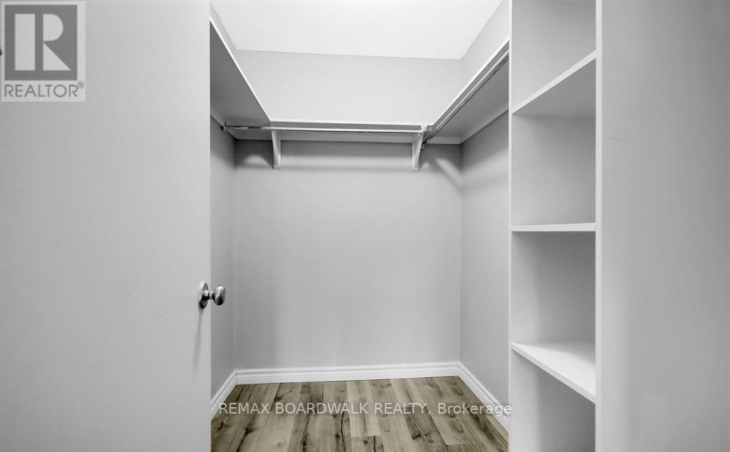 412 - 214 Viewmount Drive, Ottawa, Ontario  K2E 7X3 - Photo 8 - X12936826